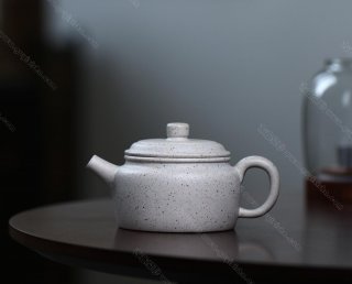 碧螺壺中香撲面，綠茶盞內味如春。